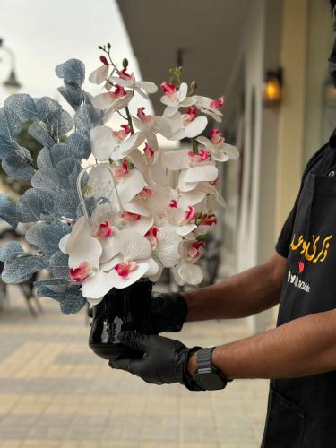 فازة الصين مع ورد الاوركيد الصناعي