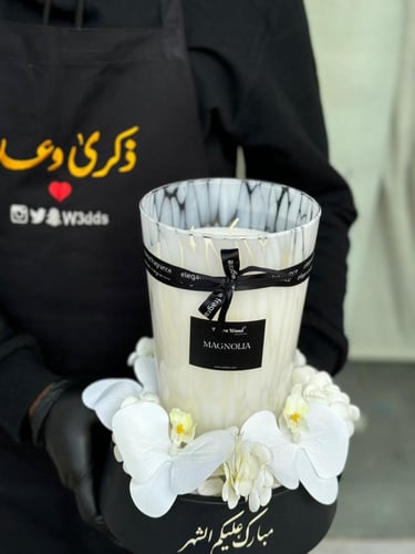 فازة الأوركيد مع فواحة برائحة الماغنوليا