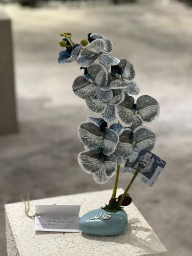 فازة السيراميك مع ورد الاوركيد