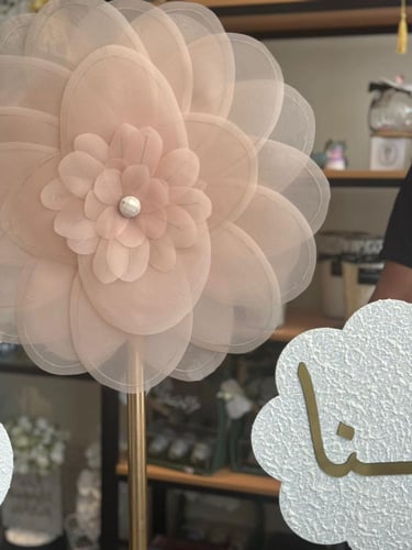 ستاند مواليد و الورده القماشيه