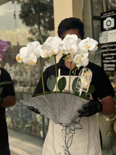 فازة الخزف الحجري مع ورد الاوركيد