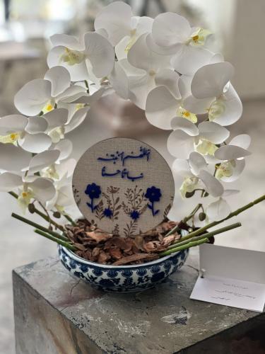 فازة السيراميك مع ورد الاوركيد