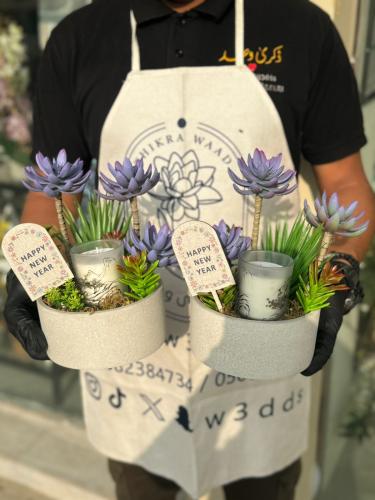 فازة اسمنتية مع شمعة ذكرى وعد والورد الصناعي