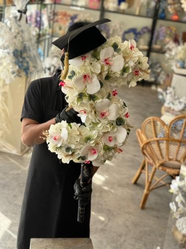 حرف بالورد وقبعة تخرج