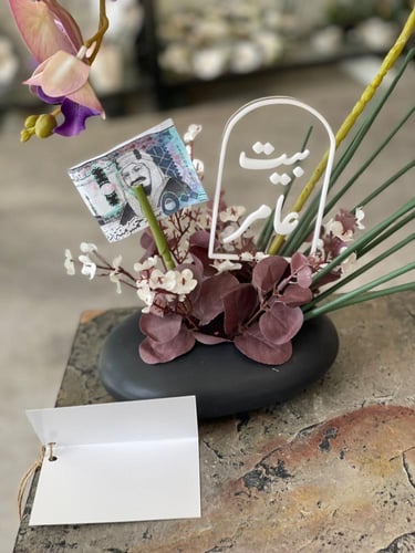 فازة السيراميك مع ورد الاوركيد