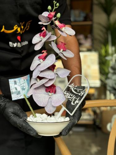 فازة سيراميك مع ورد الاوركيد الفاخر