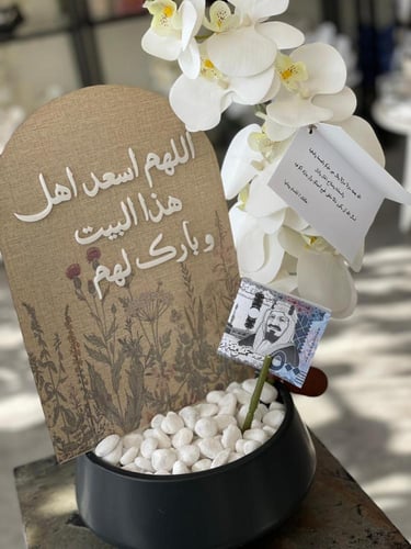 فازة السيراميك مع ورد الاوركيد