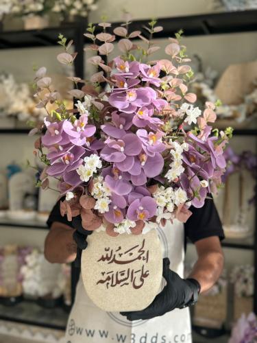 فازة حجرية مع ورد الاوركيد