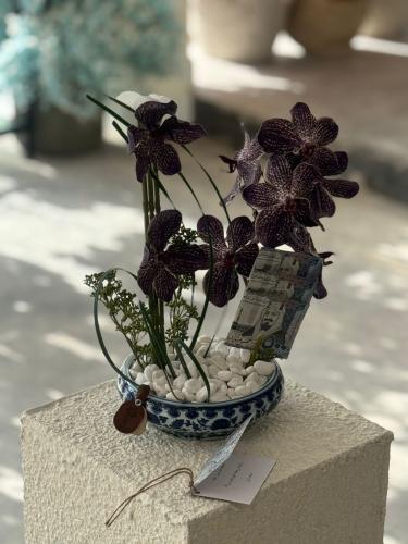 فازة السيراميك مع ورد الاوركيد والاغصان