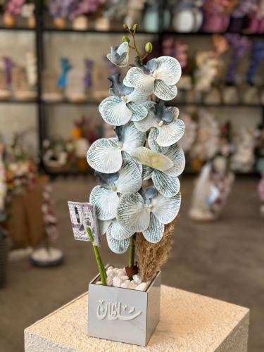 فازة اكريلك مع ورد الاوركيد الفاخر