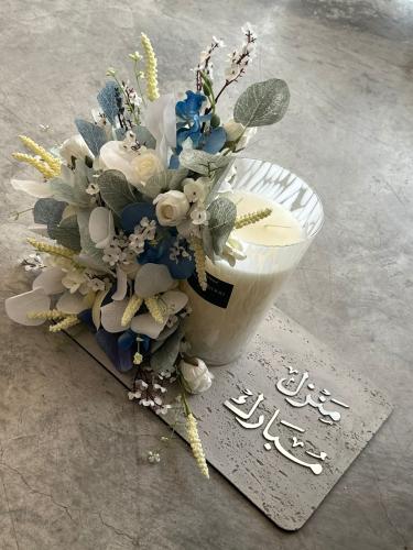 قاعده مع شمعة بتنسيق مميز