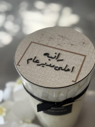 قاعدة حجريه مع ورد الاوركيد وشمعة ذكرى وعد