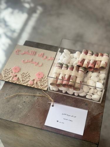 بوكس اكريلك مع غطاء خشب