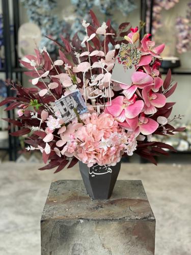 فازة الفايبر مع ورد الاوركيد والاغصان