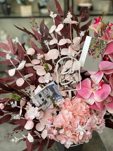 فازة الفايبر مع ورد الاوركيد والاغصان