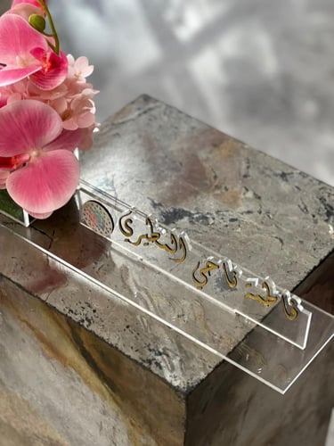 ستاند مكتب من الاكريلك بتنسيق انيق