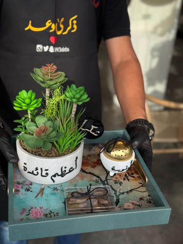 صينية خشبية شاملة الفازة الاسمنتية والمبخرة والعود