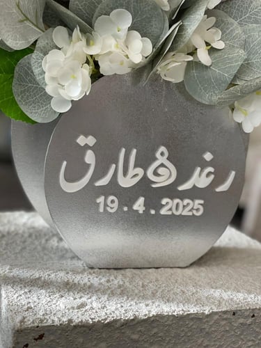 فازة الاكريليك مع الاوركيد و الورد الصناعي