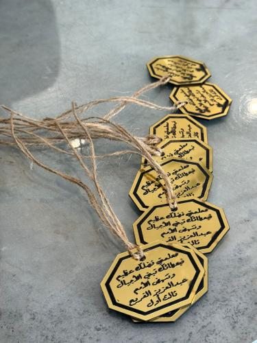 لوقو اكريلك ذهبي بكتابه اختياريه