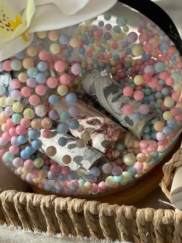 سلة الخوص مع الدبدوب مع بلوره لتقديم مبلغ مالي