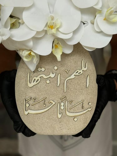 فازة حجريه مع ورد قماشيه والاوركيد