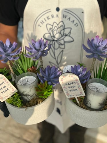 فازة اسمنتية مع شمعة ذكرى وعد والورد الصناعي