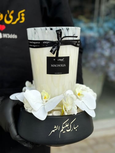 فازة الأوركيد مع فواحة برائحة الماغنوليا