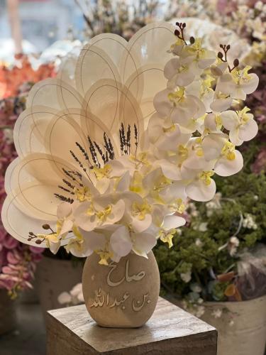 فازة السيراميك مع ورده قماشيه والاوركيد الفاخر