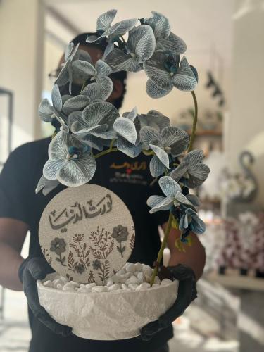 فازة السيراميك مع ورد الاوركيد