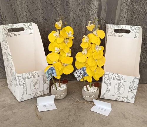 فازة الاسمنت مع ورد الاوركيد