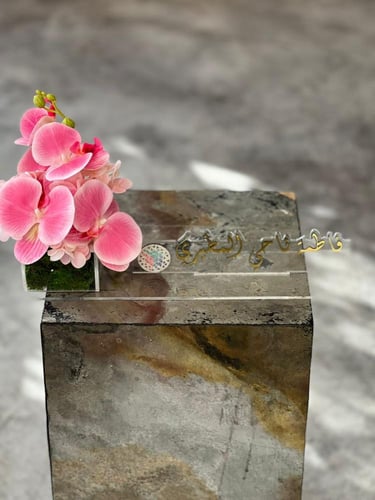 ستاند مكتب من الاكريلك بتنسيق انيق