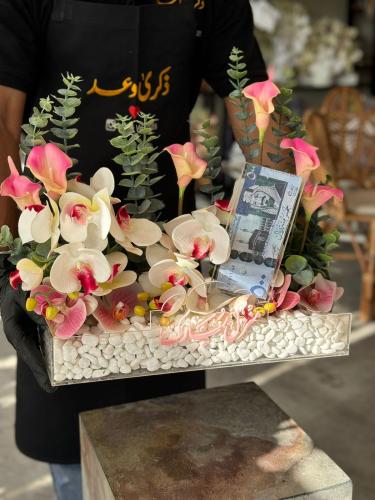 فازة اكريلك مع ورد الاوركيد