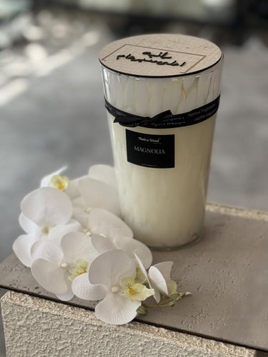 قاعدة حجريه مع ورد الاوركيد وشمعة ذكرى وعد