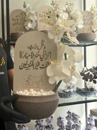 فازة الاسمنت مع ورد الاوركيد والخشب