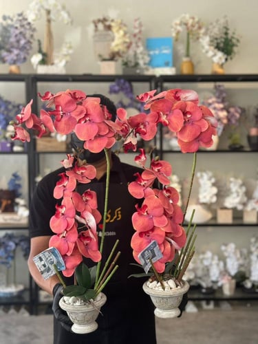 فازة الاسمنت مع ورد الاوركيد الفاخر