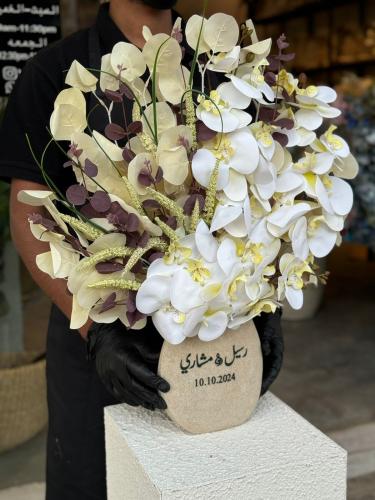 فازة بتنسيق مميز من الورد الصناعي