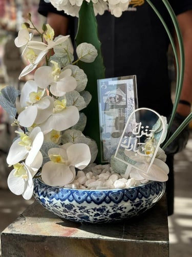 فازة سيراميك مع اغصان الورد وورد الاوركيد والهدرين...