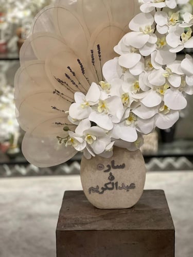 فازة حجريه مع ورد قماشيه والاوركيد