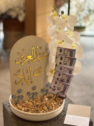 فازة السيراميك مع ورد الاوركيد