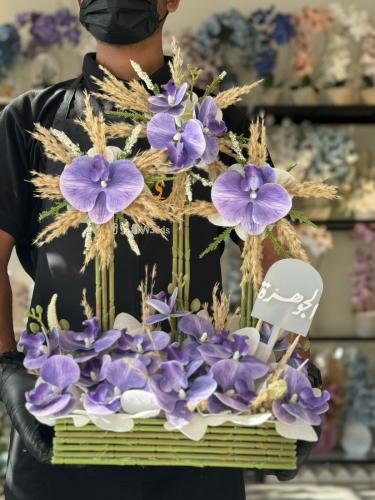 فازة الاغصان مع ورد الاوركيد بتنسيق مميز