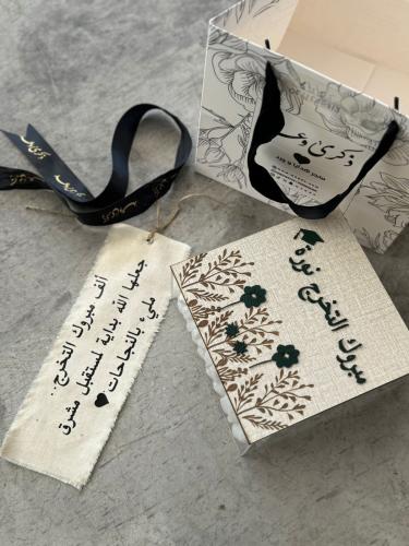 بوكس اكريلك مع غطاء خشب غير شامل العباره القماشيه