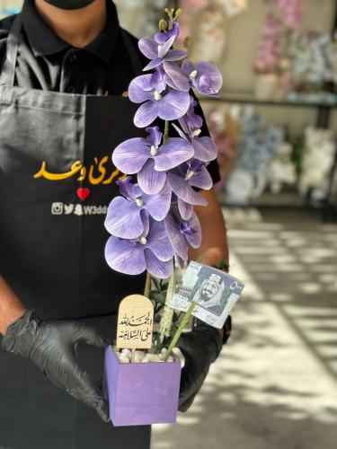 فازة اكريلك مع ورد الاوركيد الفاخر