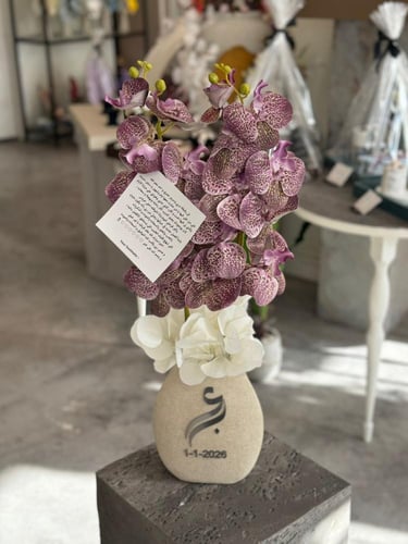 فازة الاسمنت مع ورد الاوركيد