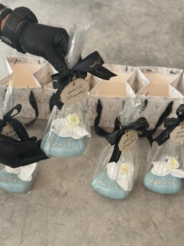 فازة السيراميك مع ورد الاوركيد