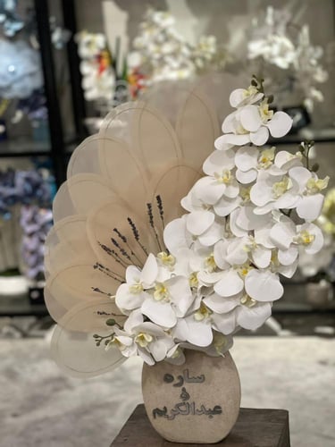 فازة حجريه مع ورد قماشيه والاوركيد