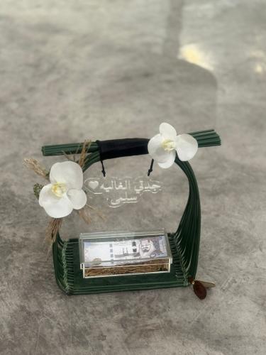 هدية الاغصان الخضراء لتقديم مبلغ مالي