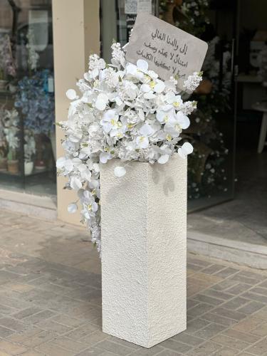 ستاند انيق مع التغريسة الحجرية و الورد الصناعي