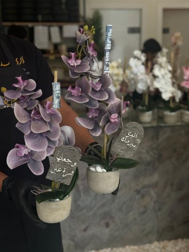 فازة الاسمنت مع ورد الاوركيد الفاخر