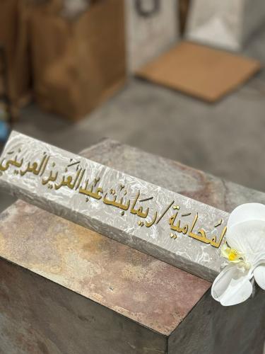 استاند مكتب رخام طبيعي مع ورد الاوركيد