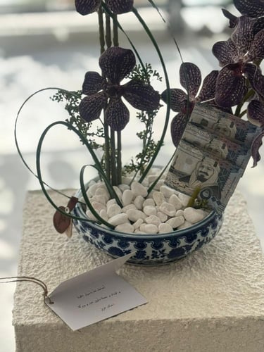 فازة السيراميك مع ورد الاوركيد والاغصان